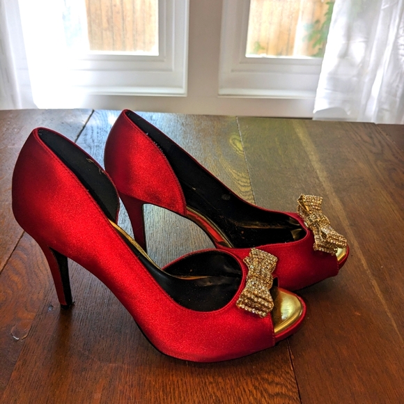Red satin party pumps with rhinestone bows - Picture 1 of 4